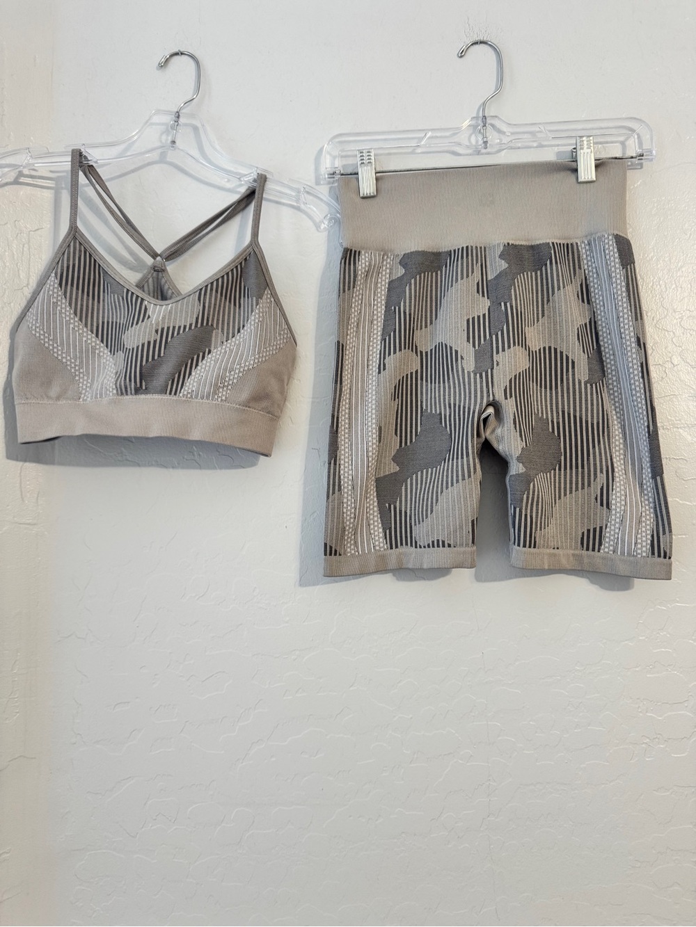 Express Women's 2-Piece Seamless Gray Camo Activewear Set Sports Bra & Shorts OS